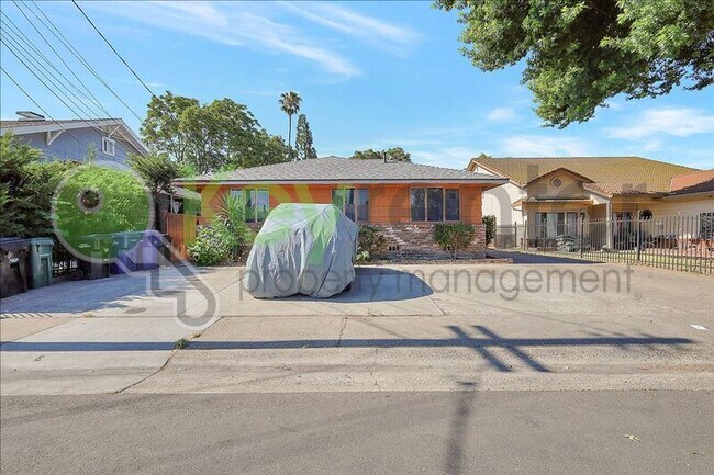 Building Photo - 4806 Yosemite Ave