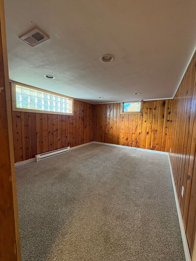 Building Photo - Centrally located 2 bed 1 bath upper level...