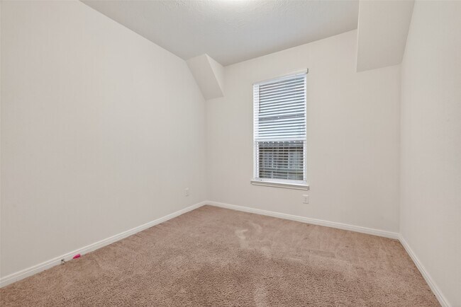 Building Photo - 5907 Osprey Dr