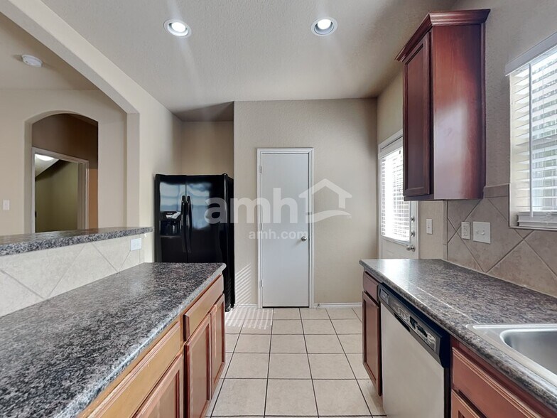 Building Photo - 9811 Rainbow Crk