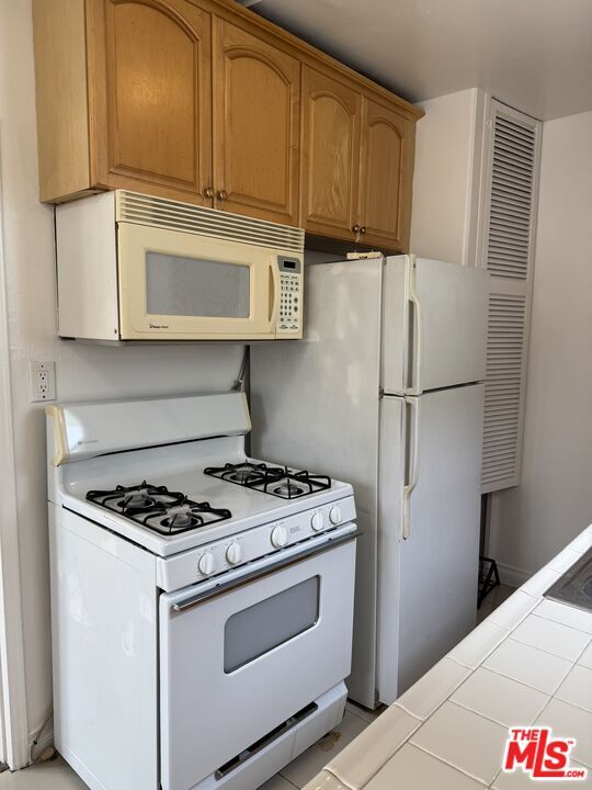 Building Photo - 428 S Doheny Dr