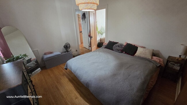 Building Photo - Spacious 3 Bed Duplex with Office + Bonus ...