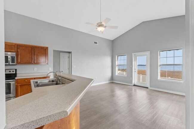 Building Photo - 742 Saltair Ln