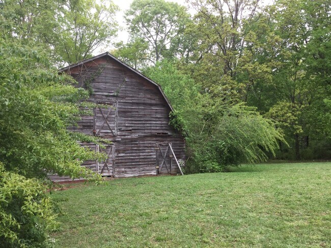Building Photo - Country House on 1 Acre