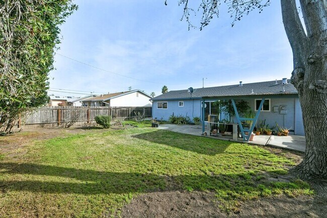 Building Photo - 4625 Sloan St