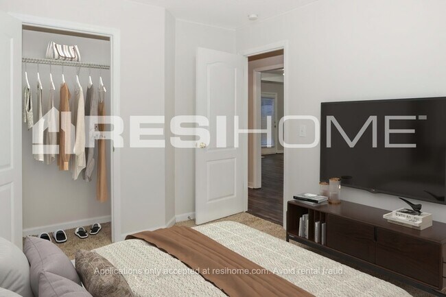 Building Photo - 113 Castleridge Dr