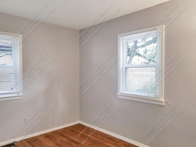 Building Photo - Hardwood Hideaway: 2 Bed/1 Bath, 850 Sq Ft...