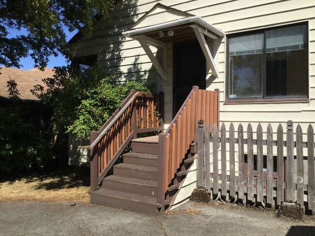 Building Photo - Charming Home in Seattle-Maple Leaf Area!