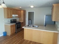 Building Photo - 3-bed home available in Savoy!