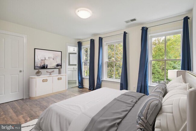 Building Photo - 10747 Riverscape Run