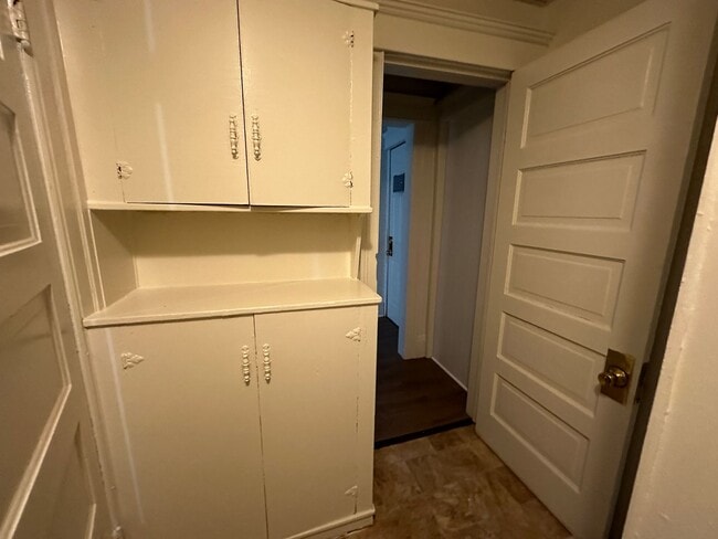 Building Photo - 937 S Jackson St