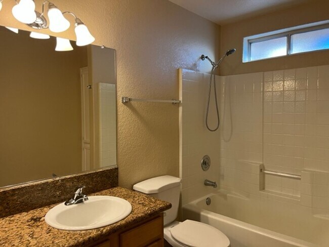 Building Photo - 3 Bedroom - 2 Bath Home - Dogs Allowed