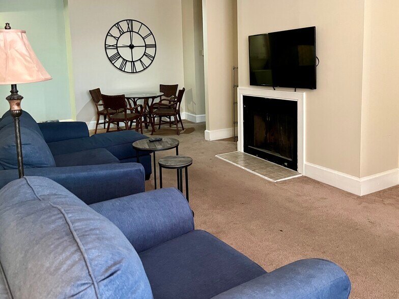 another view of living in dining area - 105 W Oglethorpe Ave