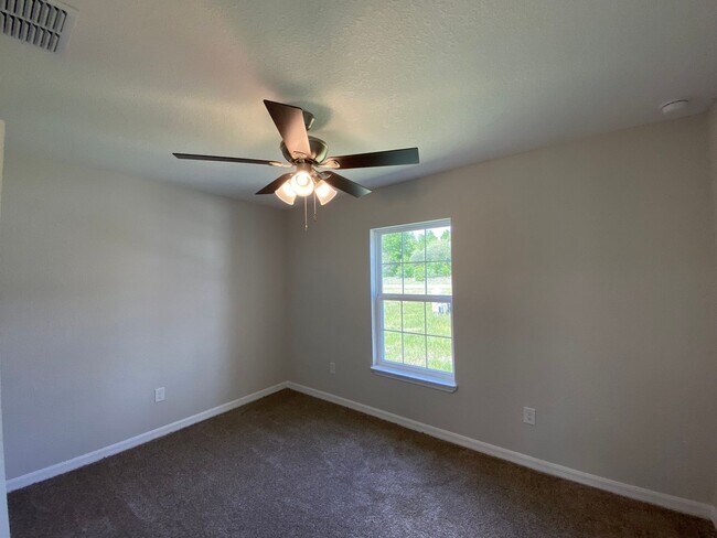 Building Photo - Desirable SE Neighborhood - 3/2/2 Silver Spring Shores **Available NOW**