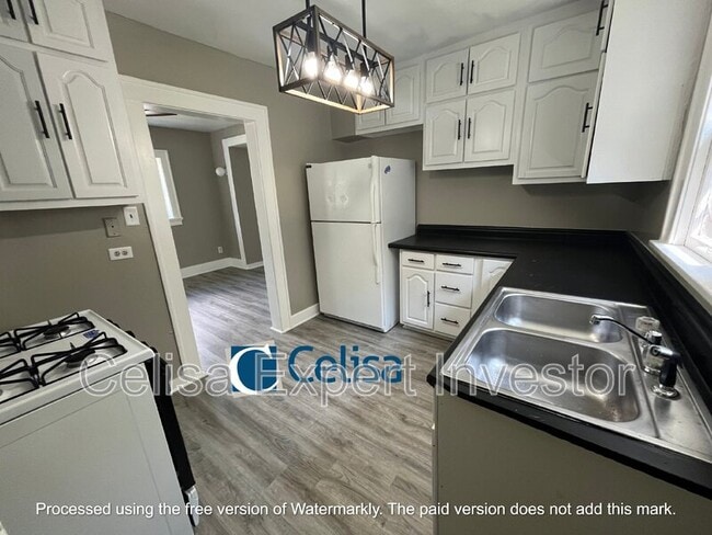 Building Photo - 3001 Broadway