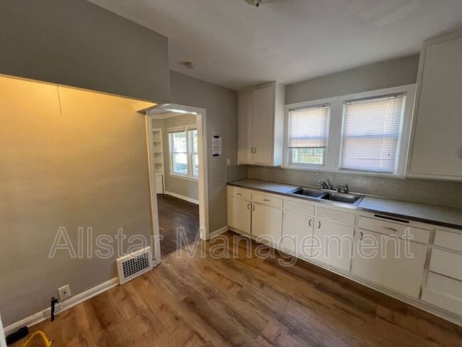 Building Photo - 1533 Genesee Rd