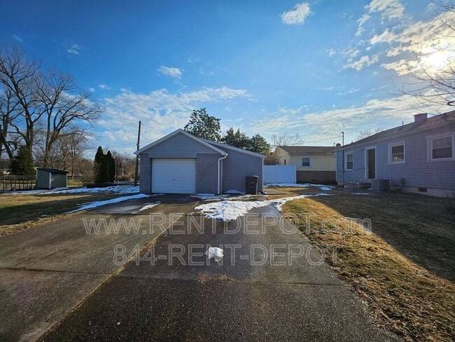 Building Photo - 925 N Kelsey Ave