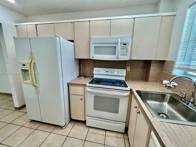 Building Photo - 581 Blue Heron Dr