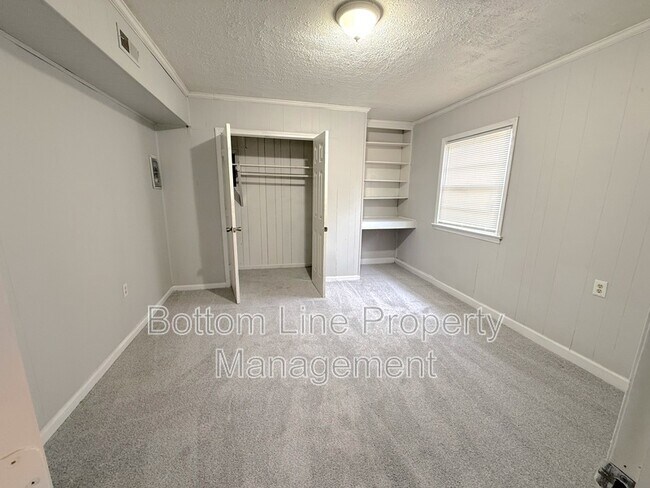 Building Photo - 907 Bannister Pl