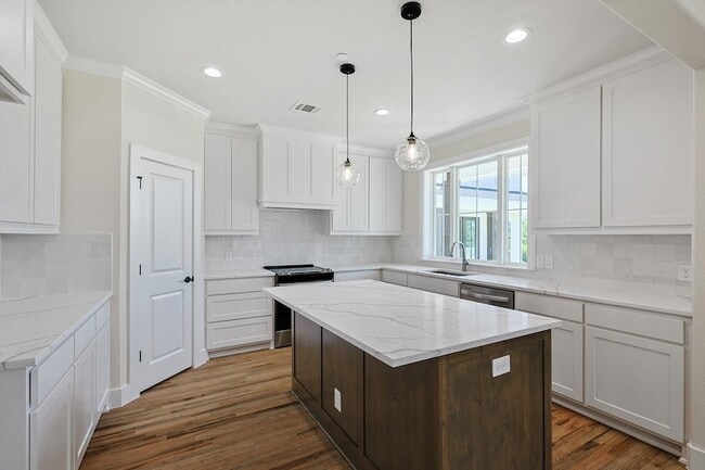 Building Photo - 510 Woodside Trl