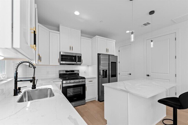 Building Photo - 5305 Ledesma Rd