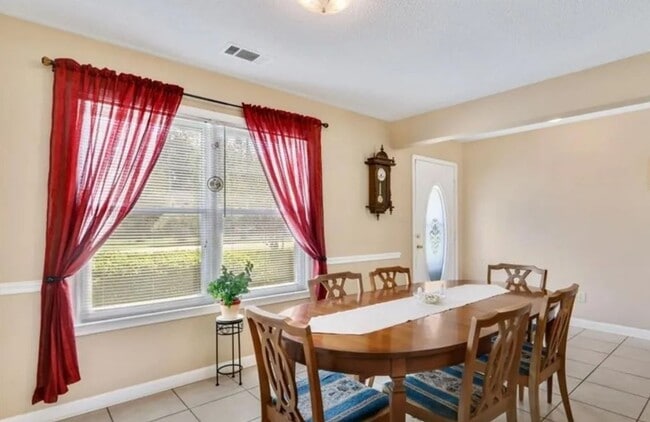 Building Photo - Charming 3 Bed / 2 Bath Home with Split Fl...