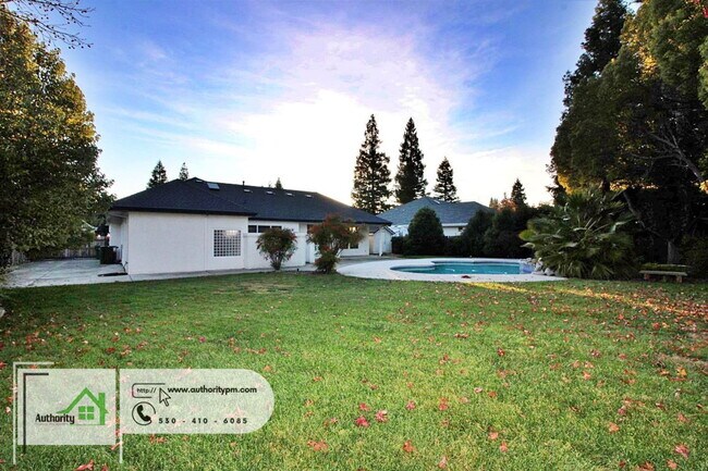 Building Photo - 2724 Western Oak Dr