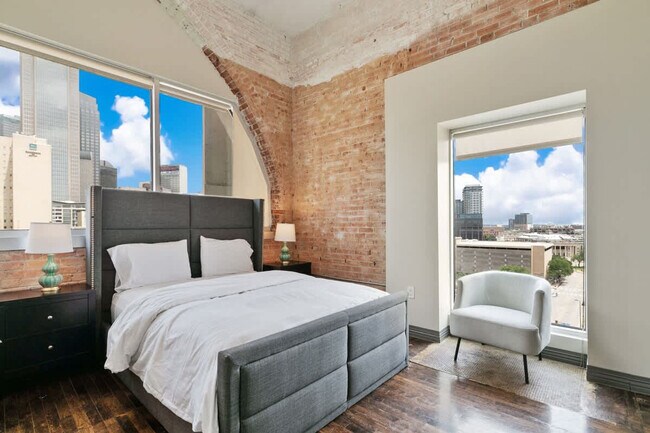 Building Photo - 500 S Ervay St