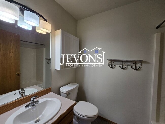 Building Photo - Two-bedroom home with a fully equipped kit...