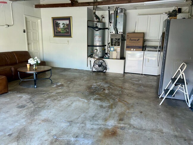 Building Photo - Beautiful Fully Furnished 4Bed/2Bath Home for Rent