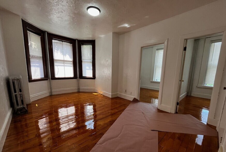 Building Photo - 4 Adella Pl