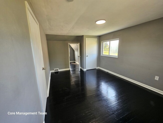 Building Photo - Fully Updated 3 bedroom 2 bathroom House f...