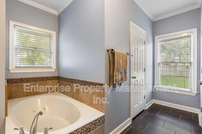 Building Photo - 10290 Shrewsbury Run W