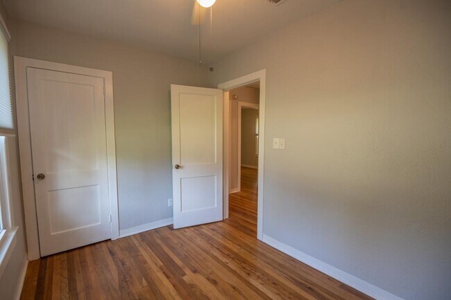 Building Photo - 622 W 10th Ave