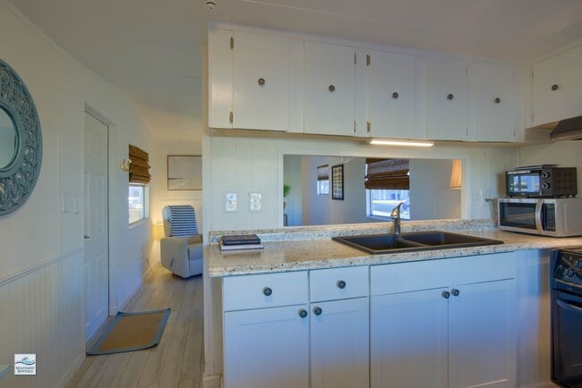 Building Photo - FURNISHED OFF-SEASON SHORT TERM RENTAL (UTILITIES INCLUDED w CAP)