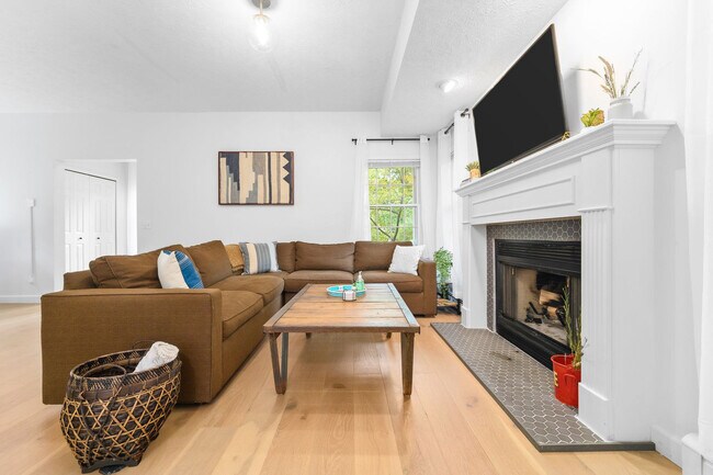 Building Photo - 843 Pine Grove Ave