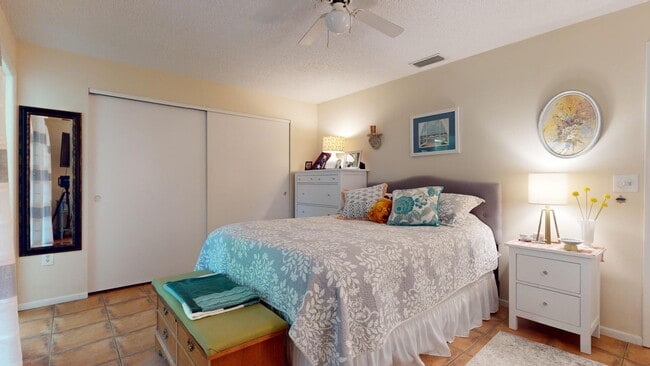 Building Photo - 5037 Village Garden Dr