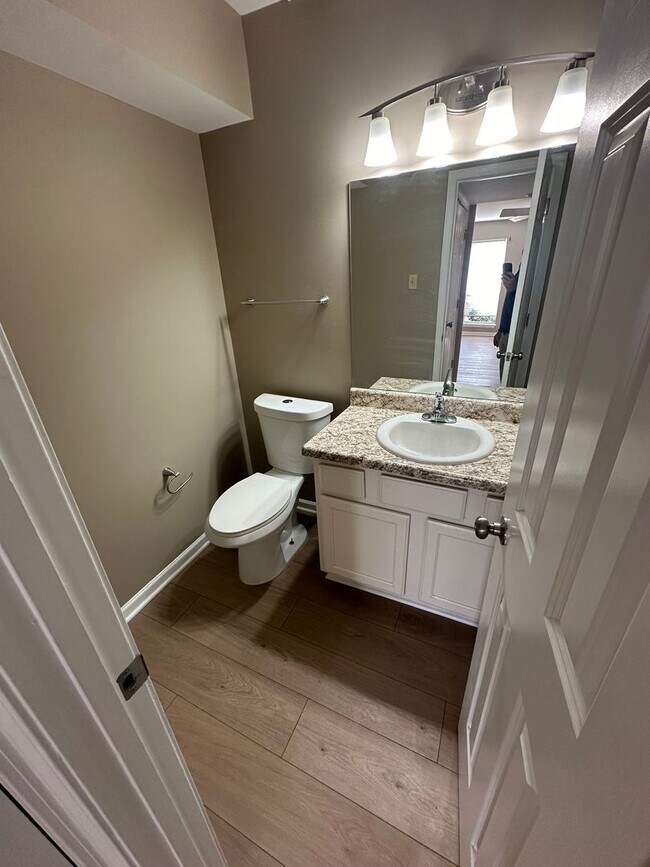 Building Photo - 2BD/1.5BA Townhouse located on the Germantown/Memphis Line!