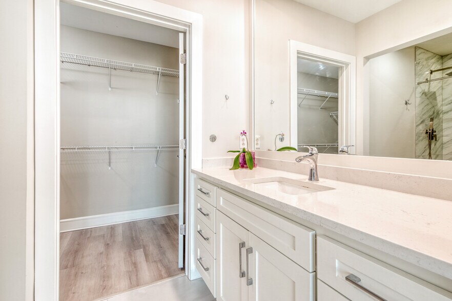 Building Photo - 333 W Trade St