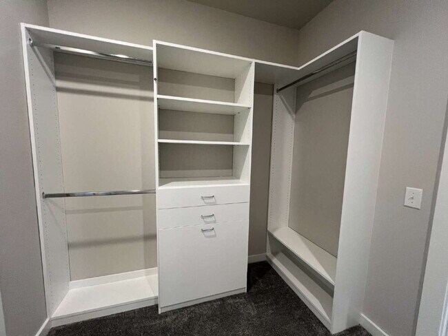 Building Photo - Luxury Living for Lease in Hendersonville!