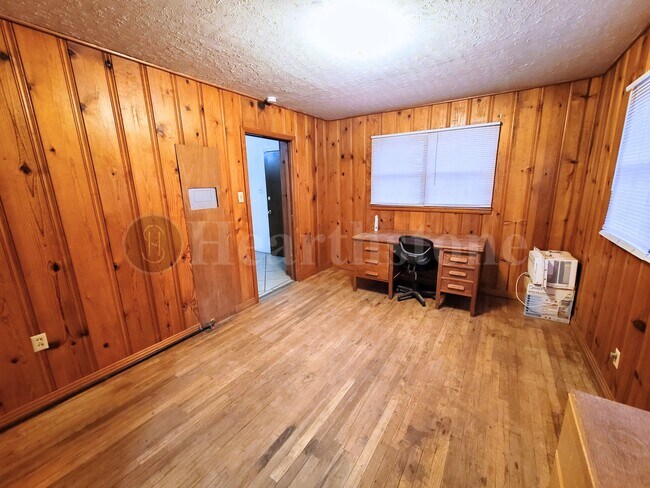 Building Photo - 1017 W 14th Ln