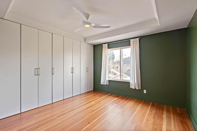 Building Photo - Beautiful 3-bdrm/2.5-bath contemporary craft home w/ lots of character. A/C, fireplace, fenced ba...