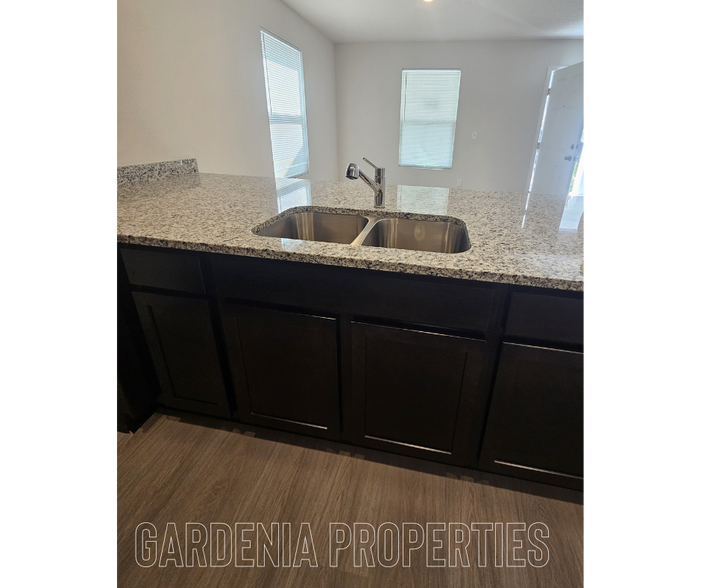 Building Photo - 1115 E 5th St