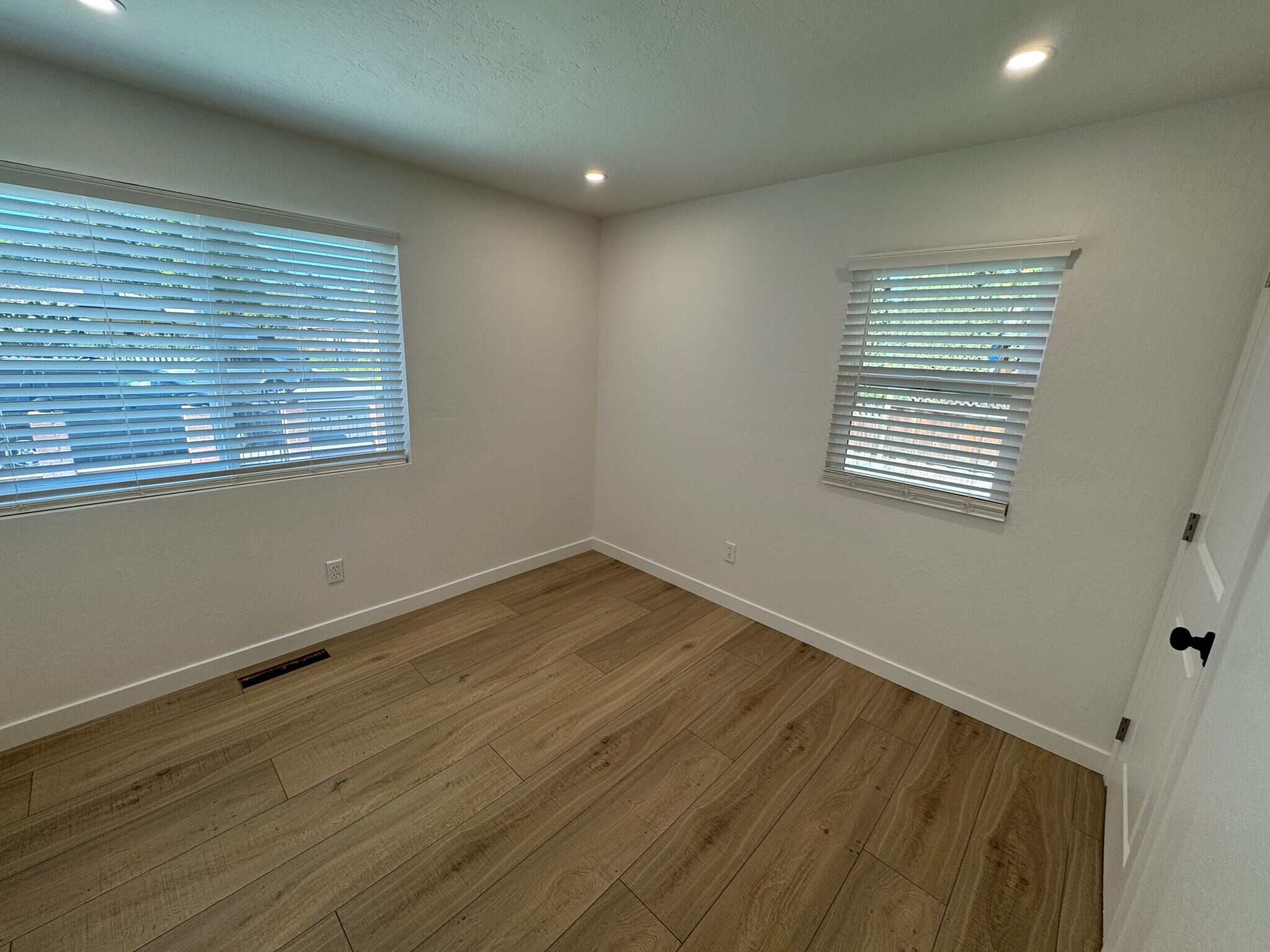 Building Photo - 2204 Lausett Ave