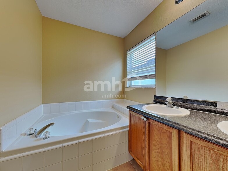 Building Photo - 950 Woodsong Way
