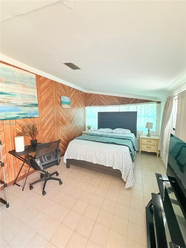 Building Photo - 19631 NE 12th Ct