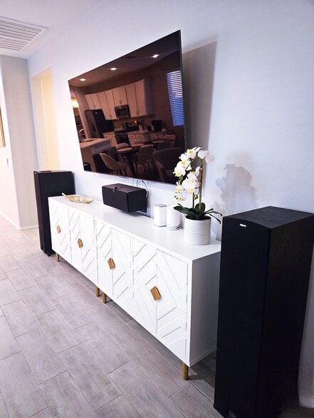 Building Photo - 620 W Calle El Tramo