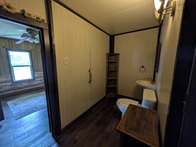 Building Photo - 405 S Skaggs Rd