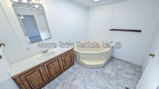 Building Photo - Country Home - Large Open Lot