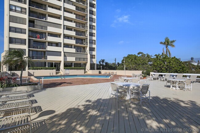 Building Photo - 5600 N Flagler Dr